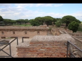 03909 ostia - regio i - insula iv - domus di giove e ganimede (i,iv,2) - blick von der dachterasse ri caseggiato di diana (i,iii,3-4) - in die via di diana ri osten.jpg